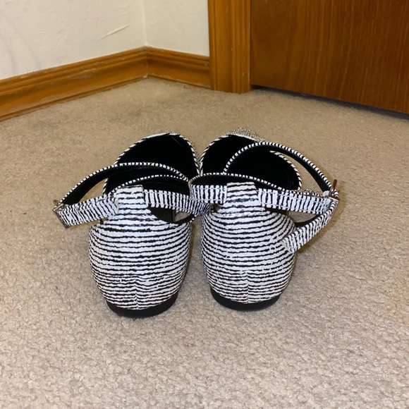 Express black & white sandals. Size 6. - Picture 4 of 7